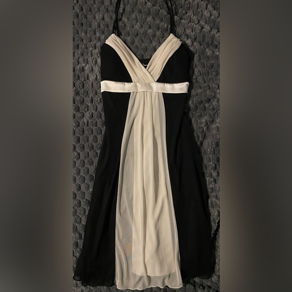 Dress size small. Very pretty! Black and cream.
